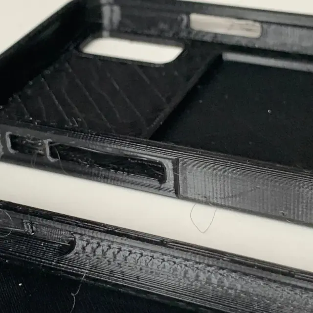 Obal na iPhone z TPU – otvory pre tlačidlá na oboch obaloch