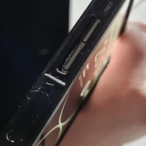 Obal na iPhone z TPU – obal nasadený na telefóne – bok