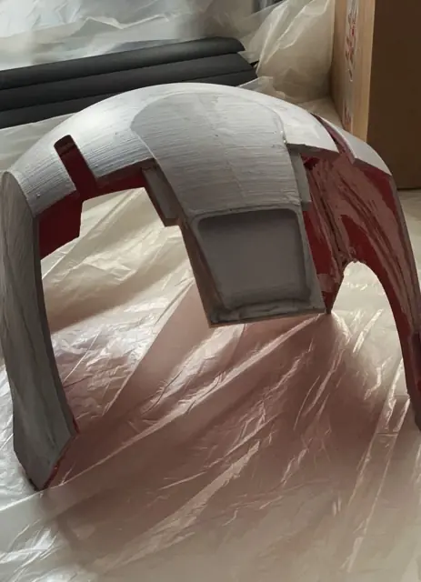 Prilba Iron Man Mark III – horná časť počas tmelenia