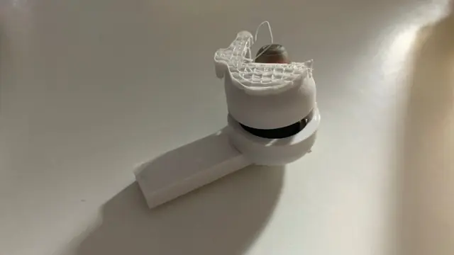 Držiak na slúchadlá – prvý prototyp – slúchadlo v obale, ešte so stopami po podperách