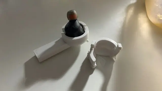 Držiak na slúchadlá – prototyp rozložený – obal a zacvakávací diel