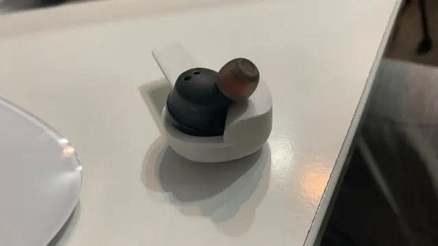 Držiak na slúchadlá – vylepšená verzia s bočným krytom